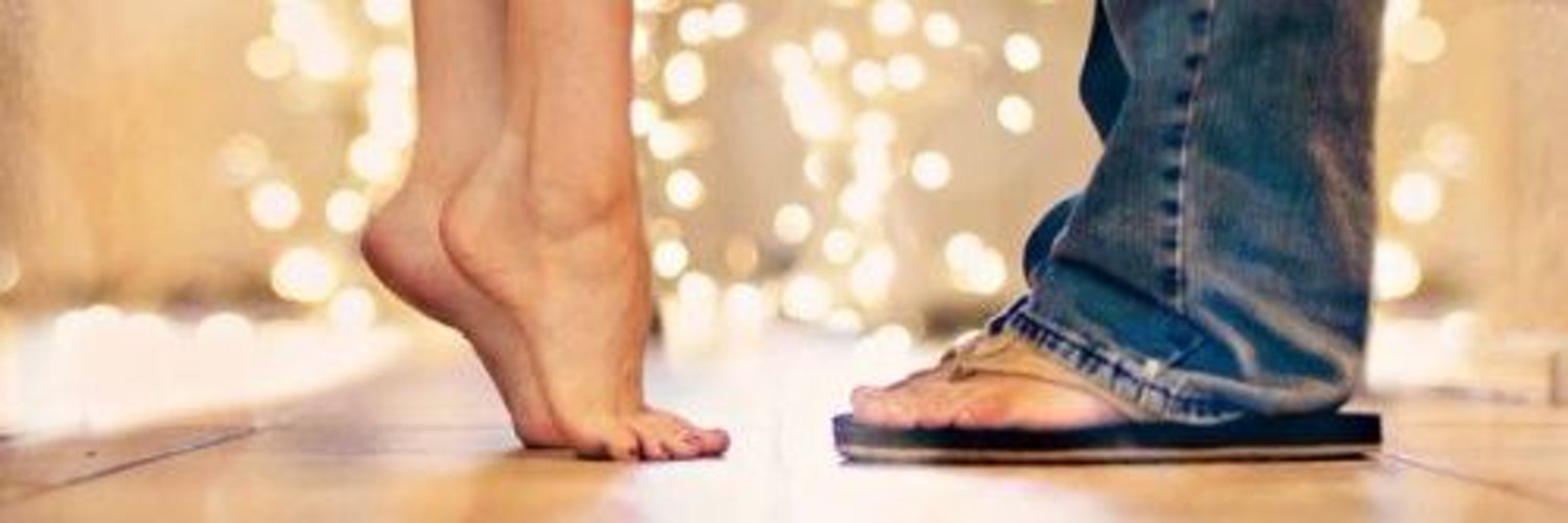 Девушка на цыпочках. На носочках босиком. Ходьба на цыпочках на носочках. На цыпочках на английском. Стояние на носочках.