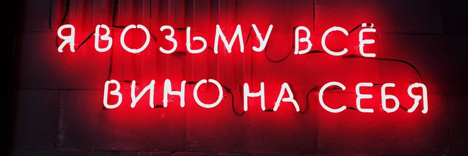 огромный мешок. девушка с большим букетом цветов. огромная куча денег. человек с кучей чемоданов. я возьму огромный.