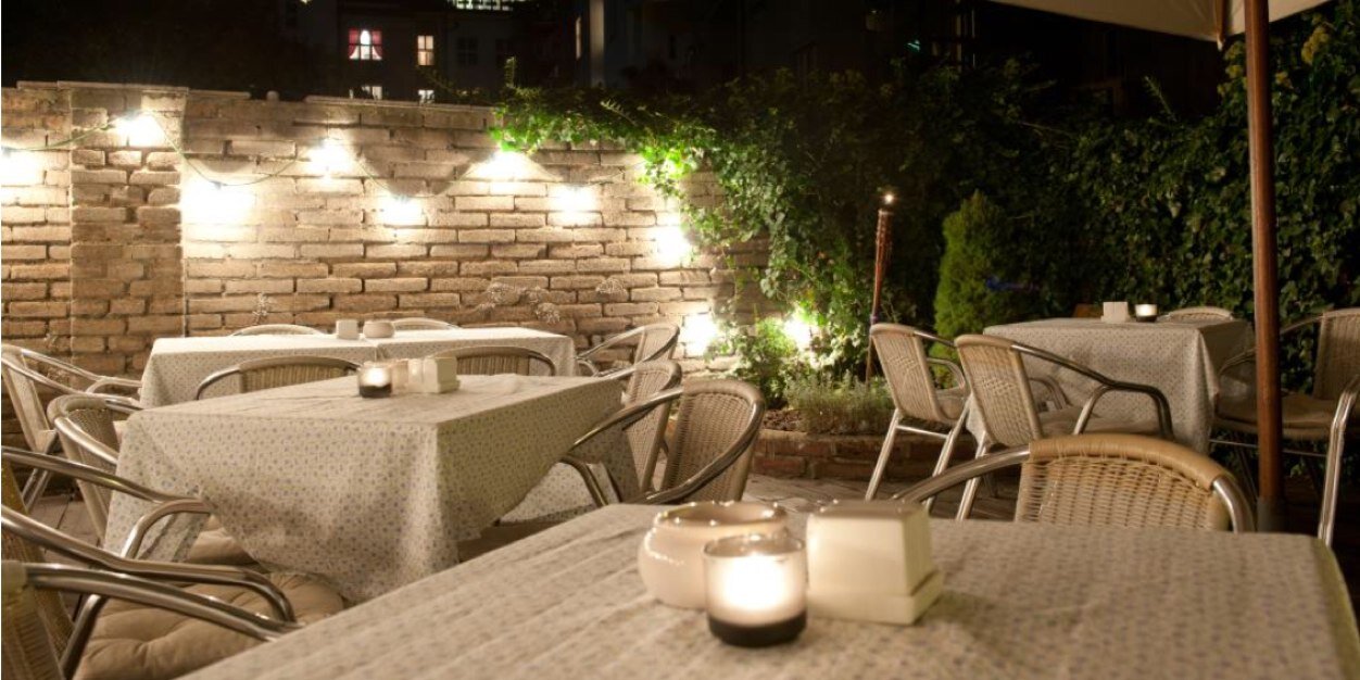 Argument restaurant banner