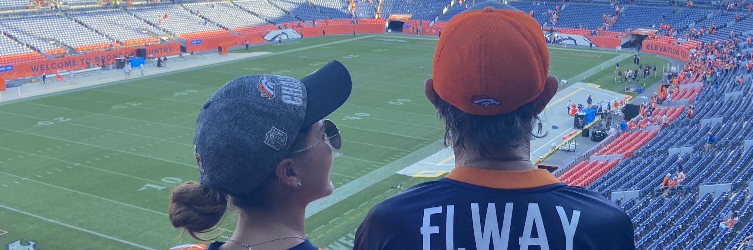 MarielleRomo's profile banner image