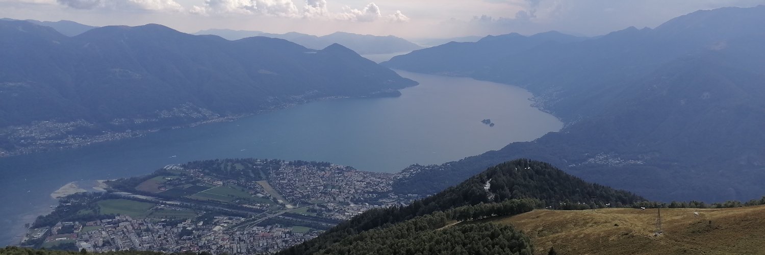 roziizma's profile banner image