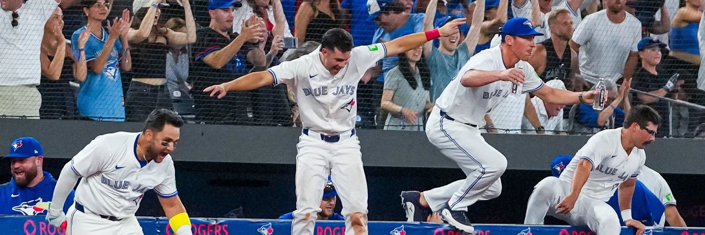 tnicole🇨🇦 banner