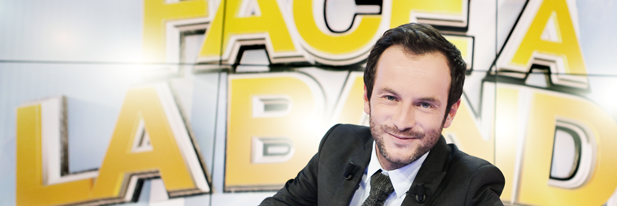 Face à la bande banner