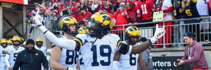 con ⚫️🟡〽️ banner