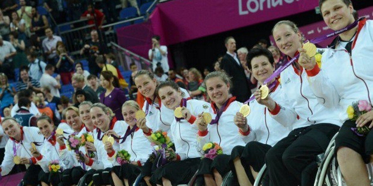 Maya_Lindholm's profile banner image