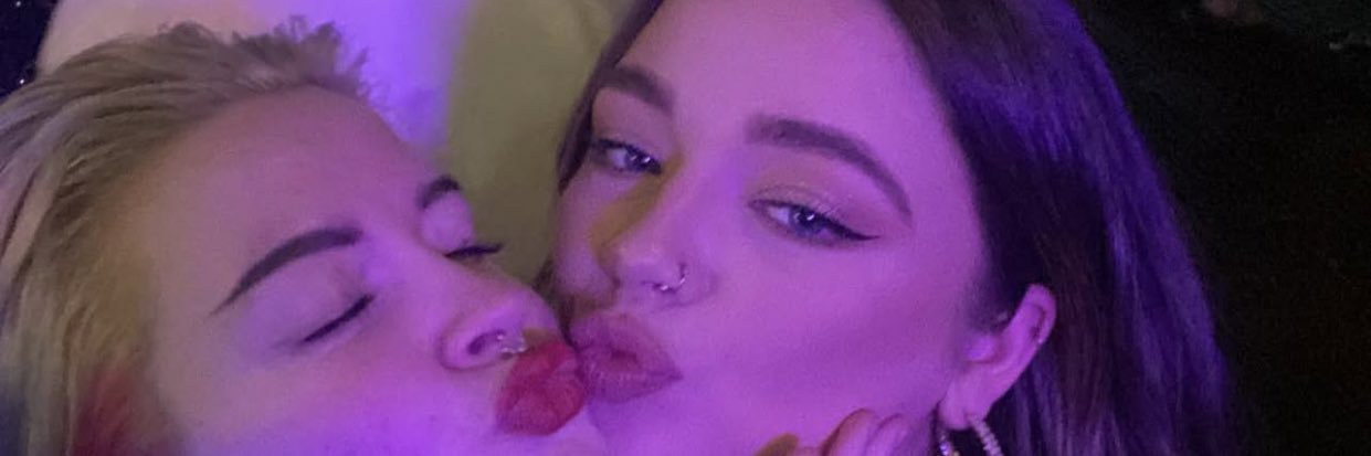 Isla 🦋🦋 banner