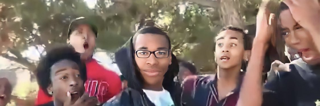 Game La De banner