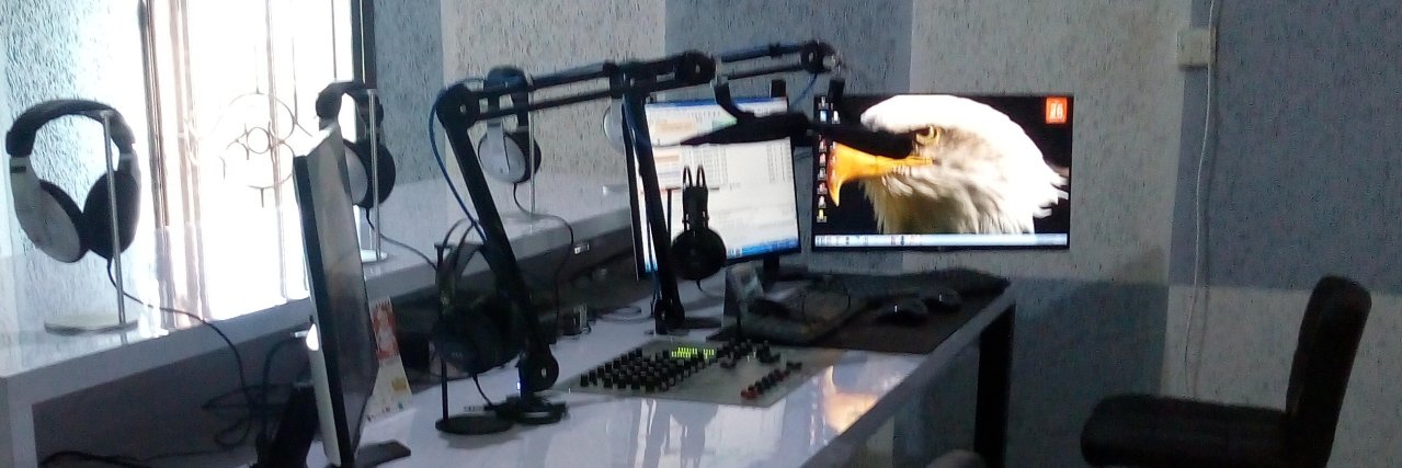 89.5 FM R-Radio's banner