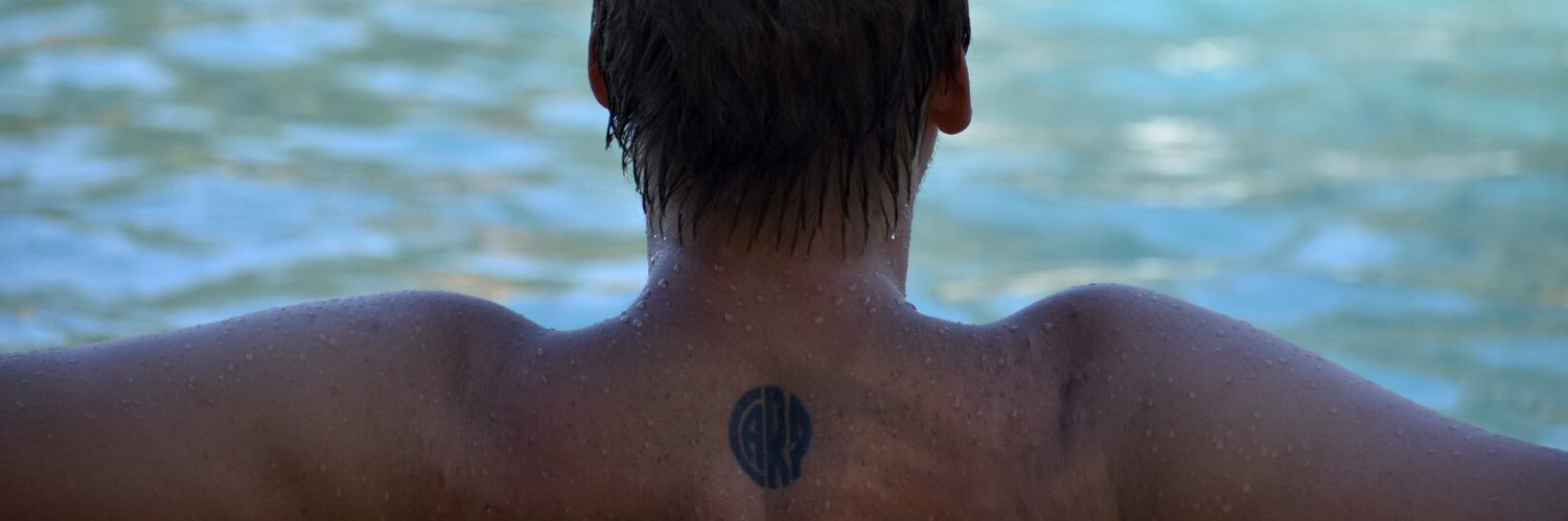 El Tercero Estuvo De Más banner