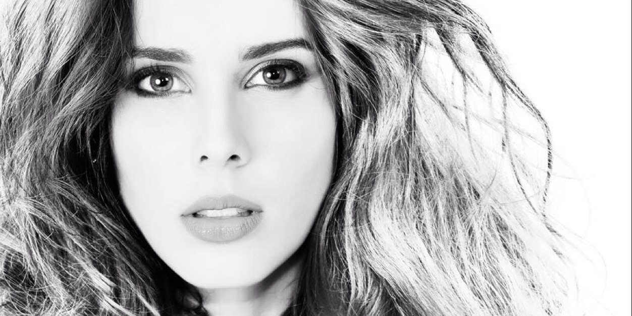 mari manotas banner