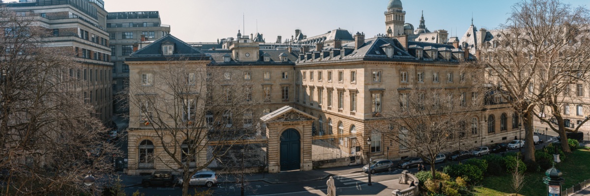 Collège de France's banner