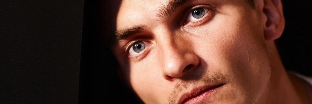variak19's profile banner image