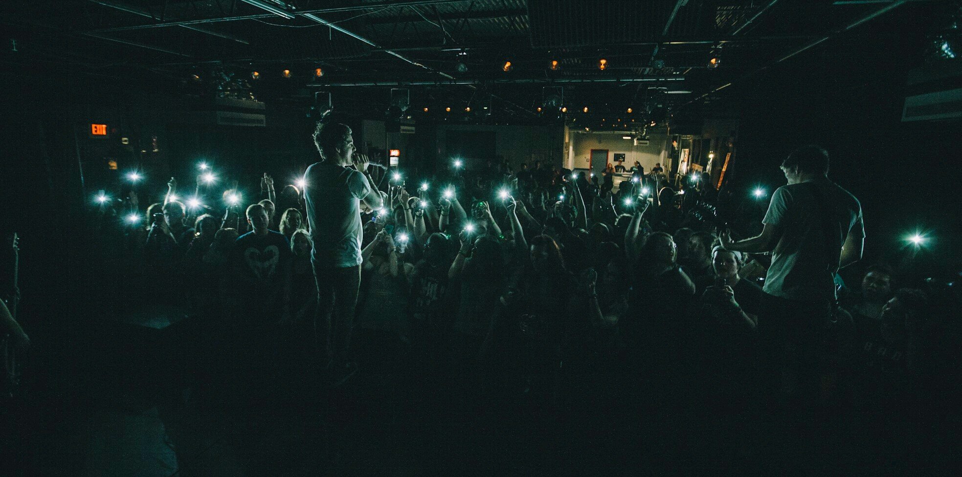 BerpacuDalamDistorsi banner