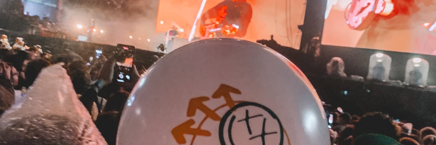 vique182's profile banner image