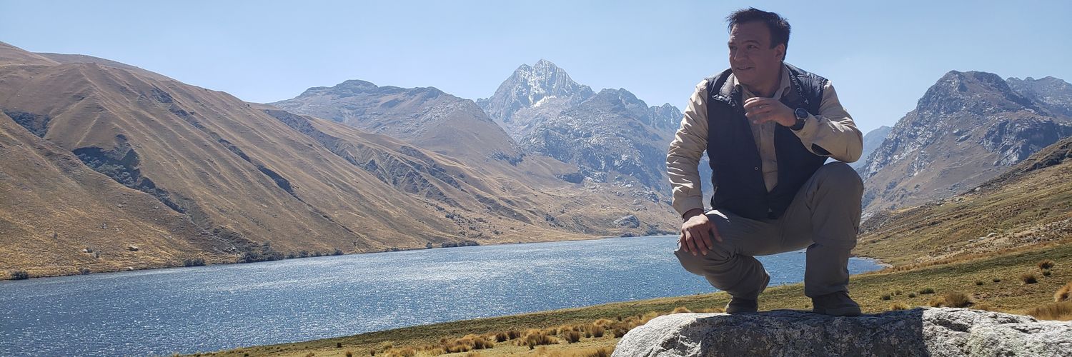 César Romero C banner