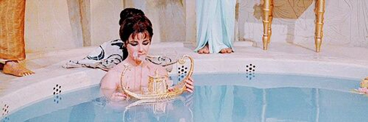 Восточная красавица принимает ванну