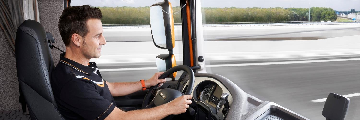 водитель и автомобиль. водитель грузового автомобиля. лекторы шоферы. кабина водителя фуры. директора лектора профессора.