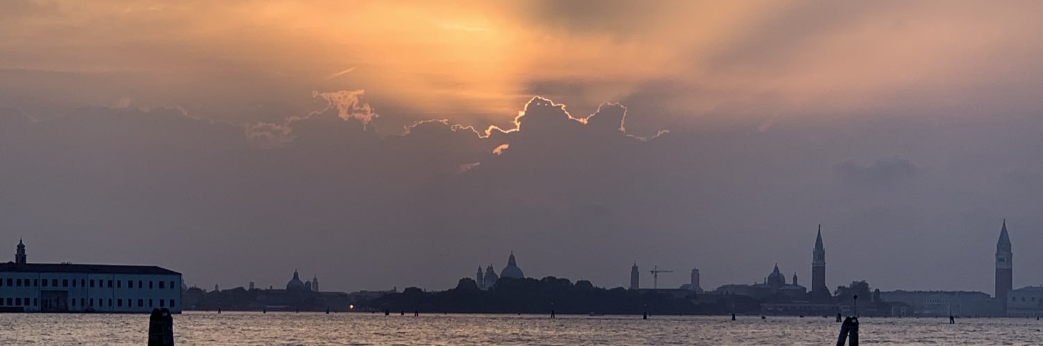 T O M Á S banner