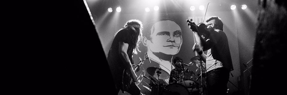 vanguardia Under banner