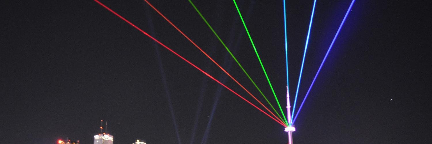 visual art review banner