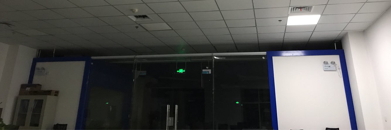 Aaron stand with 🇺🇦 banner