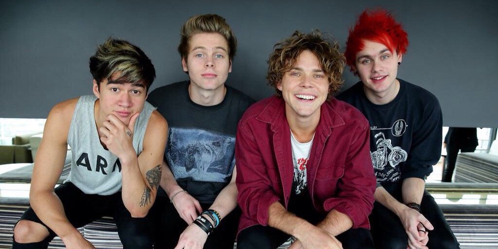Twitter banner for @error5SOS