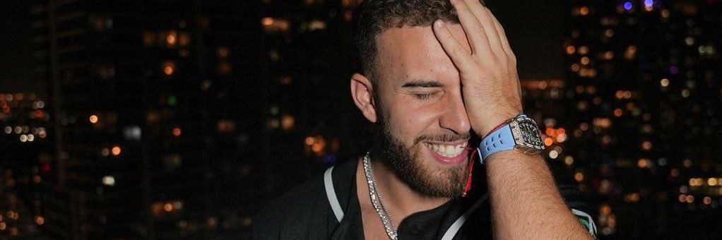 Alex González banner