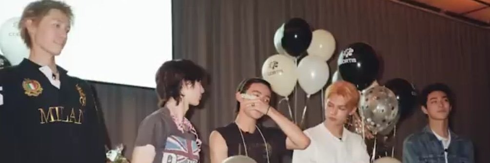 ey_hoon's profile banner image