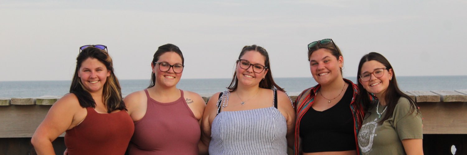 leenjuliaa's profile banner image