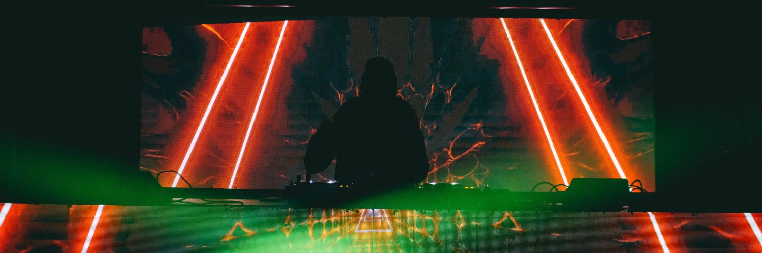 R A ᐯ E N banner