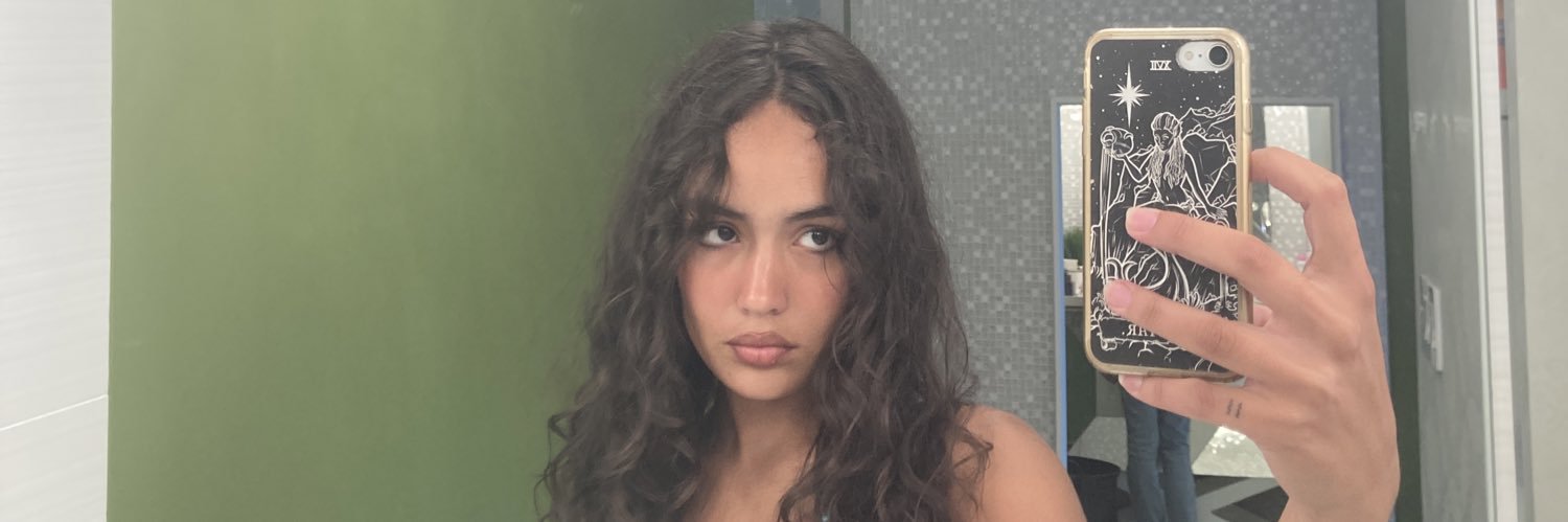 thaliabesson's profile banner image