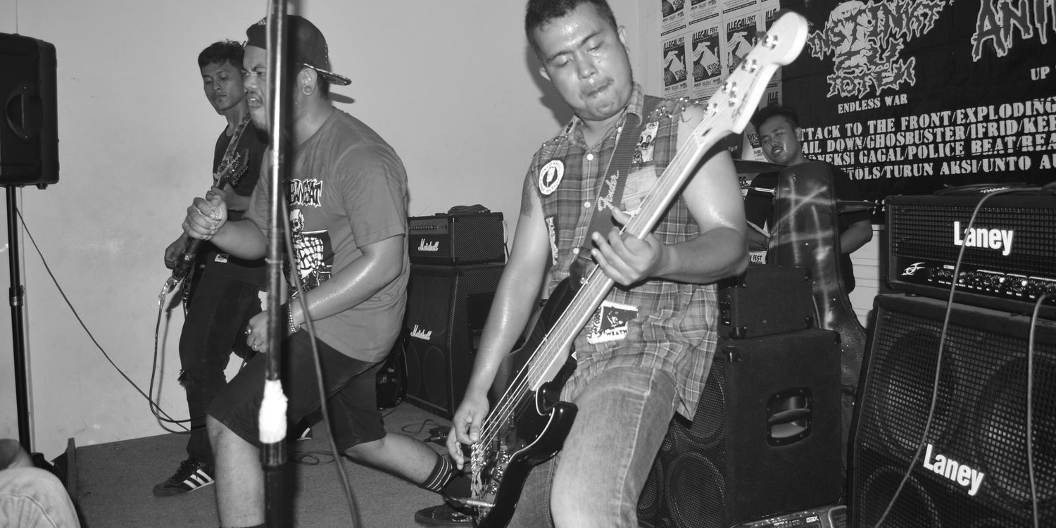 ATTACK TO THE FRONT banner