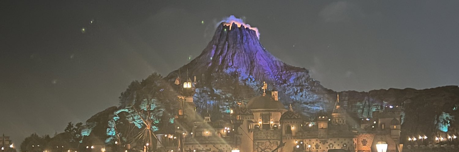 Hollie 🌻✨ banner