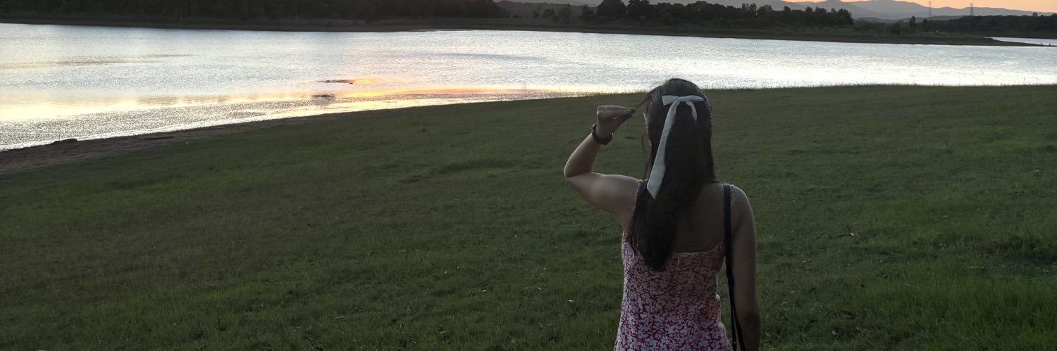 Laradmnque's profile banner image