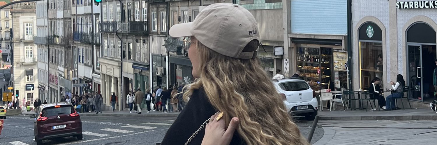 MompoElena's profile banner image