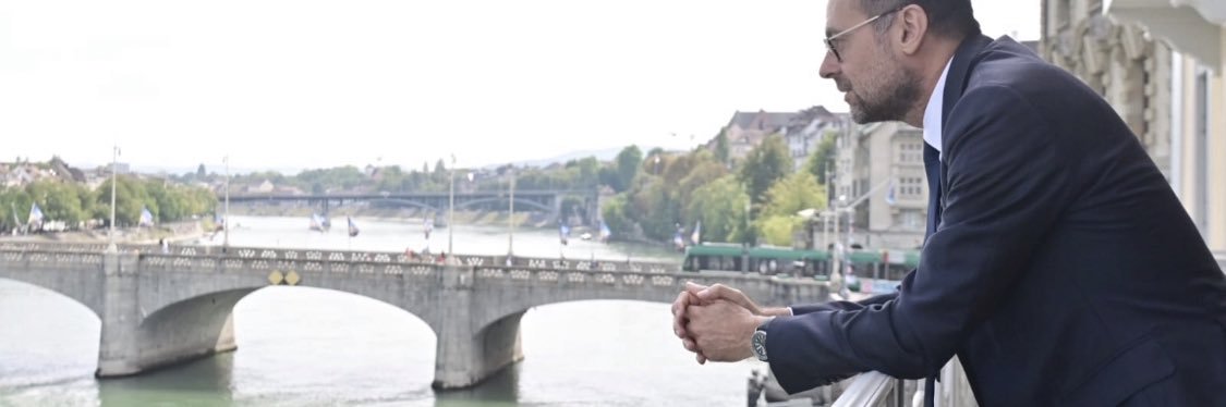 צבי האוזר banner