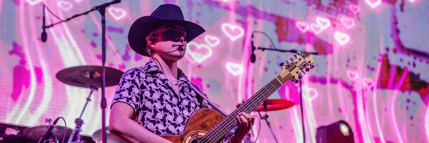 gixzzay's profile banner image
