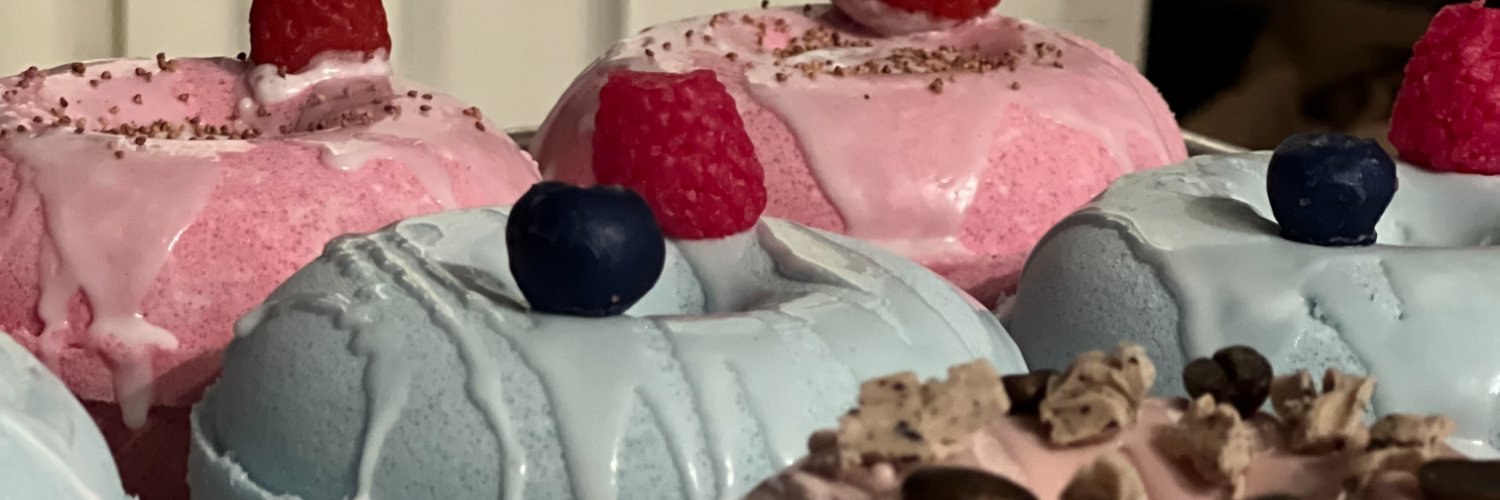 The Bath Bomb Dealer 🧖🏽‍♀️🧖🏻🛀🏽's banner