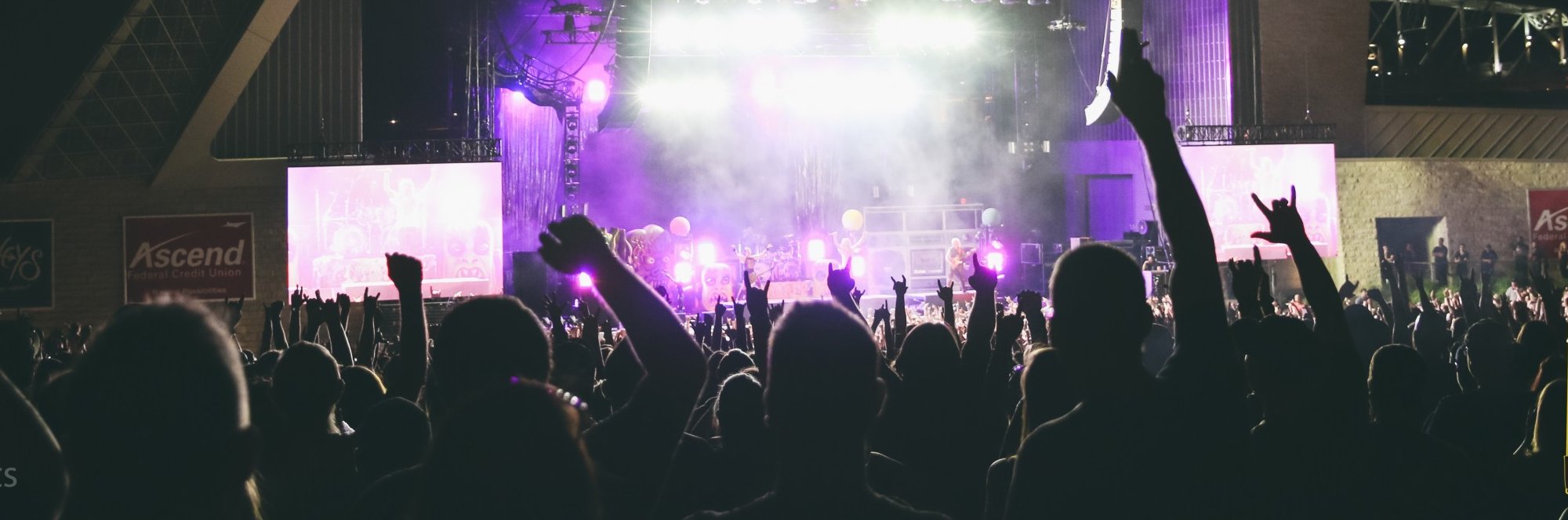 102.9 The Buzz banner