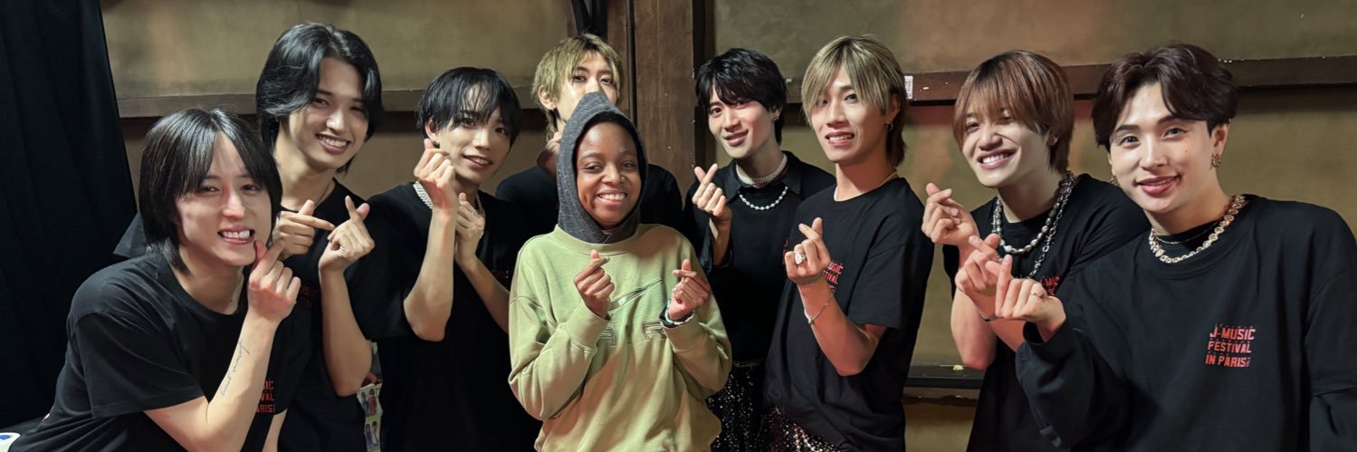 Victoria misses ALL IN AND ATEEZ banner