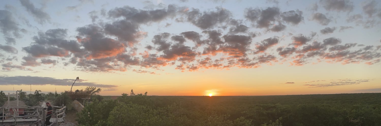 Roberto Martinez Y banner