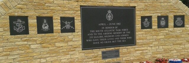 (“Veritas vos liberabit.”) (“iacta alea est.”) banner