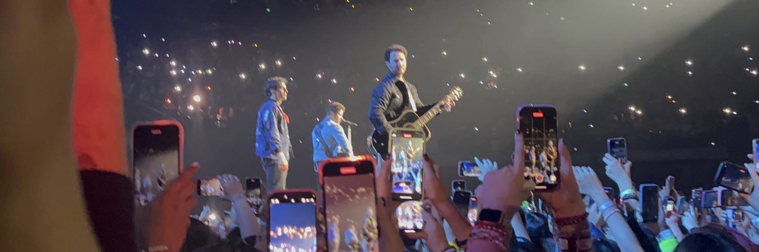 Laura 🇨🇴. VI A SHAWN banner