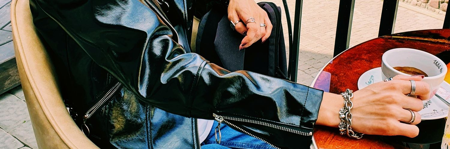 // m a r i k a // banner