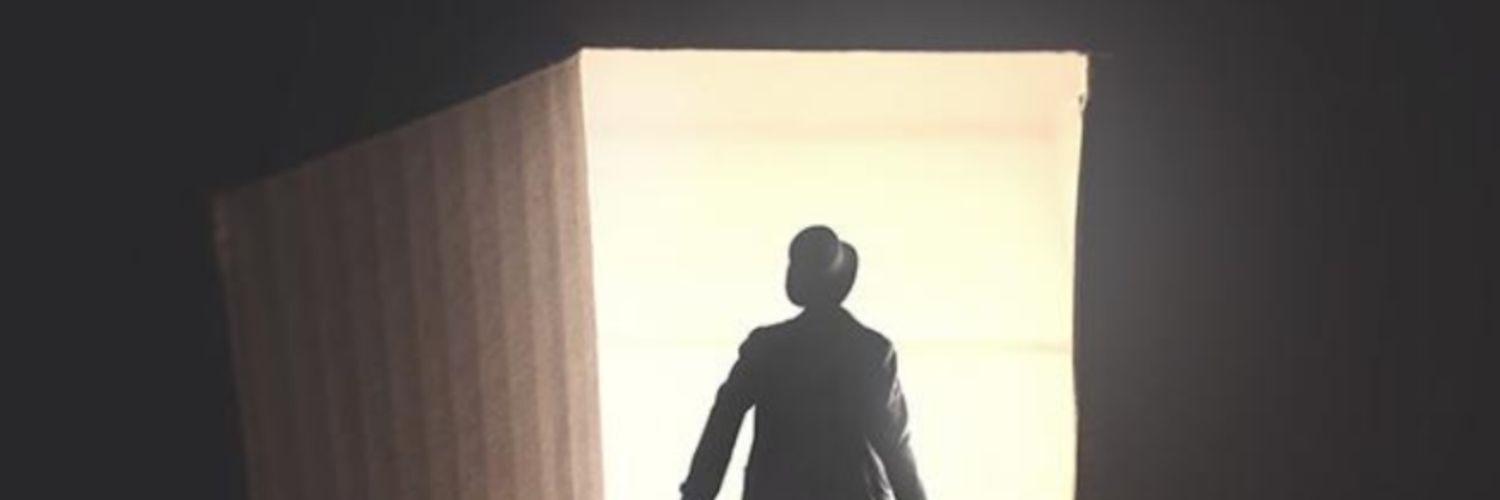 door holding enthusiast banner