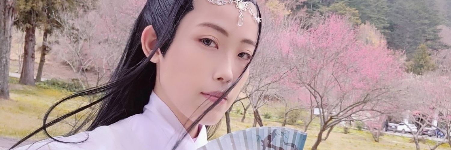 zisayue's profile banner image