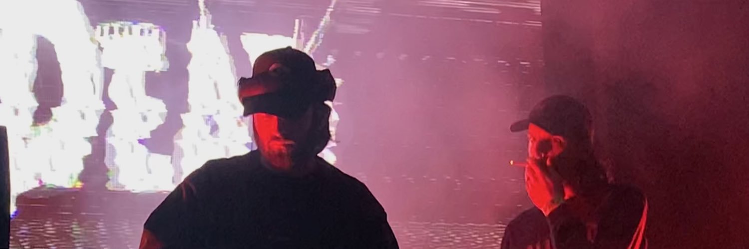El J banner