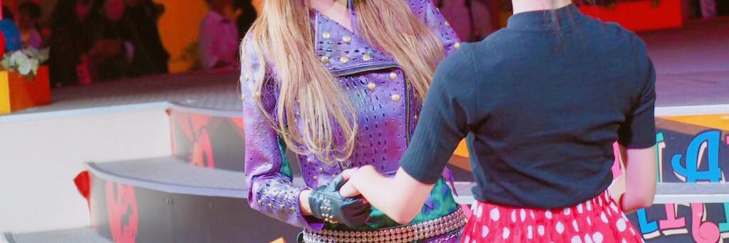 M a i n a ♛ banner