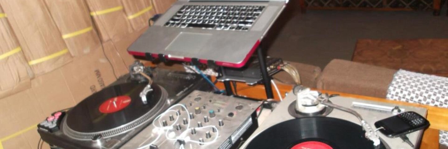 DeeJay Godday banner