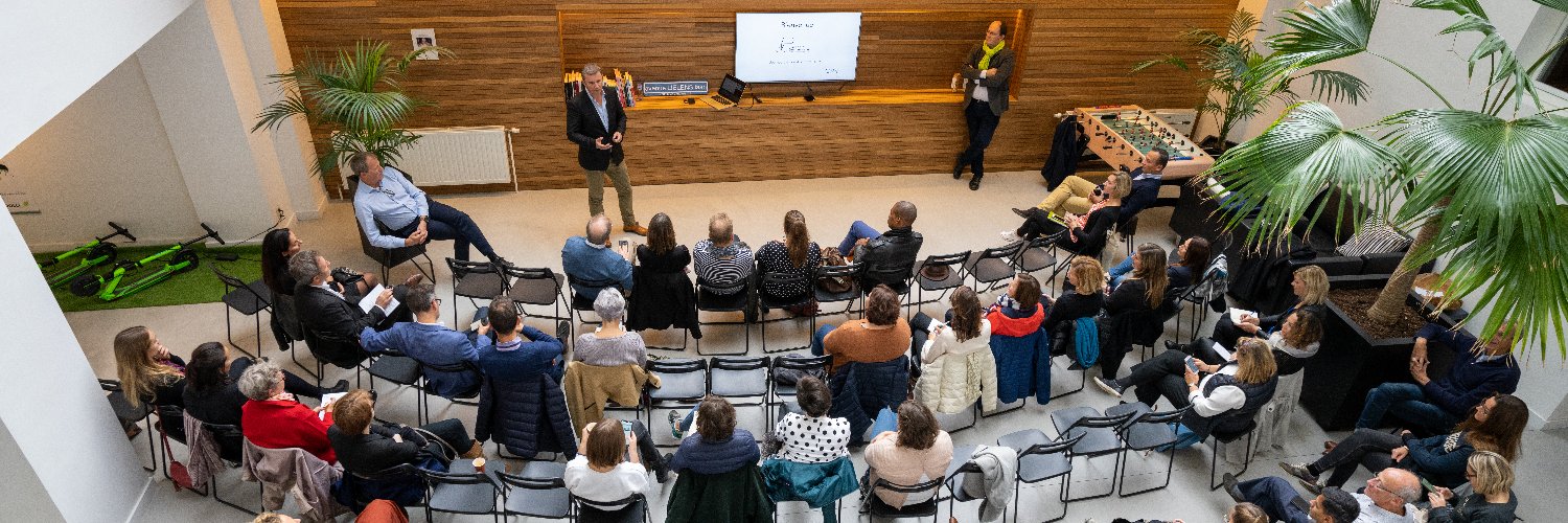 Place de la Com banner